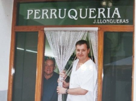  Josep Llongueras i Joan Llongueras net a la porta de la barberia. Anys 2000. FOTO: Cedida