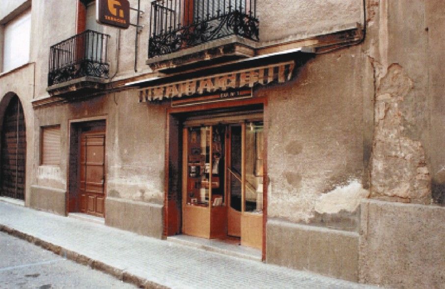 La façana de l’estanc Cal Crispín, al carrer Santiago Rusiñol, als anys 80. FOTO: Cedida