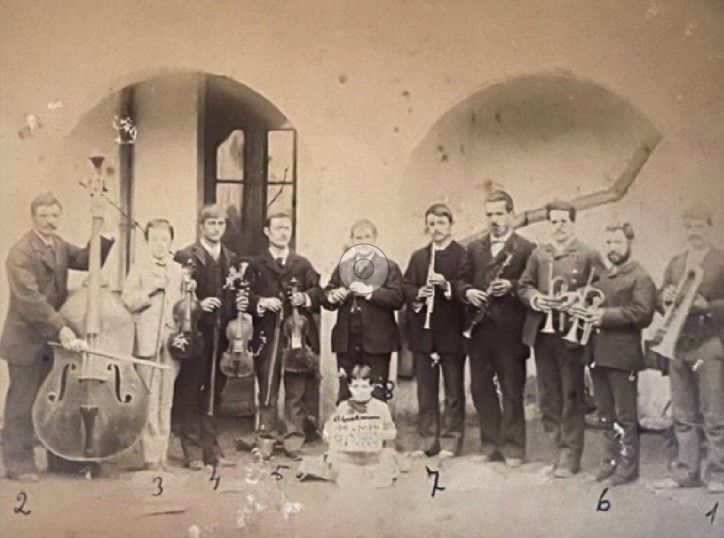 A la dreta, Pere Caldés actuant amb el noi de l’Estanc, entre altres. s.XIX. FOTO: Cedida