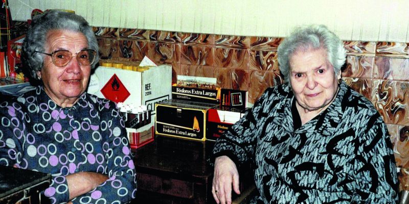 A la dreta, Francisca Caldés amb una amiga. FOTO: Cedida