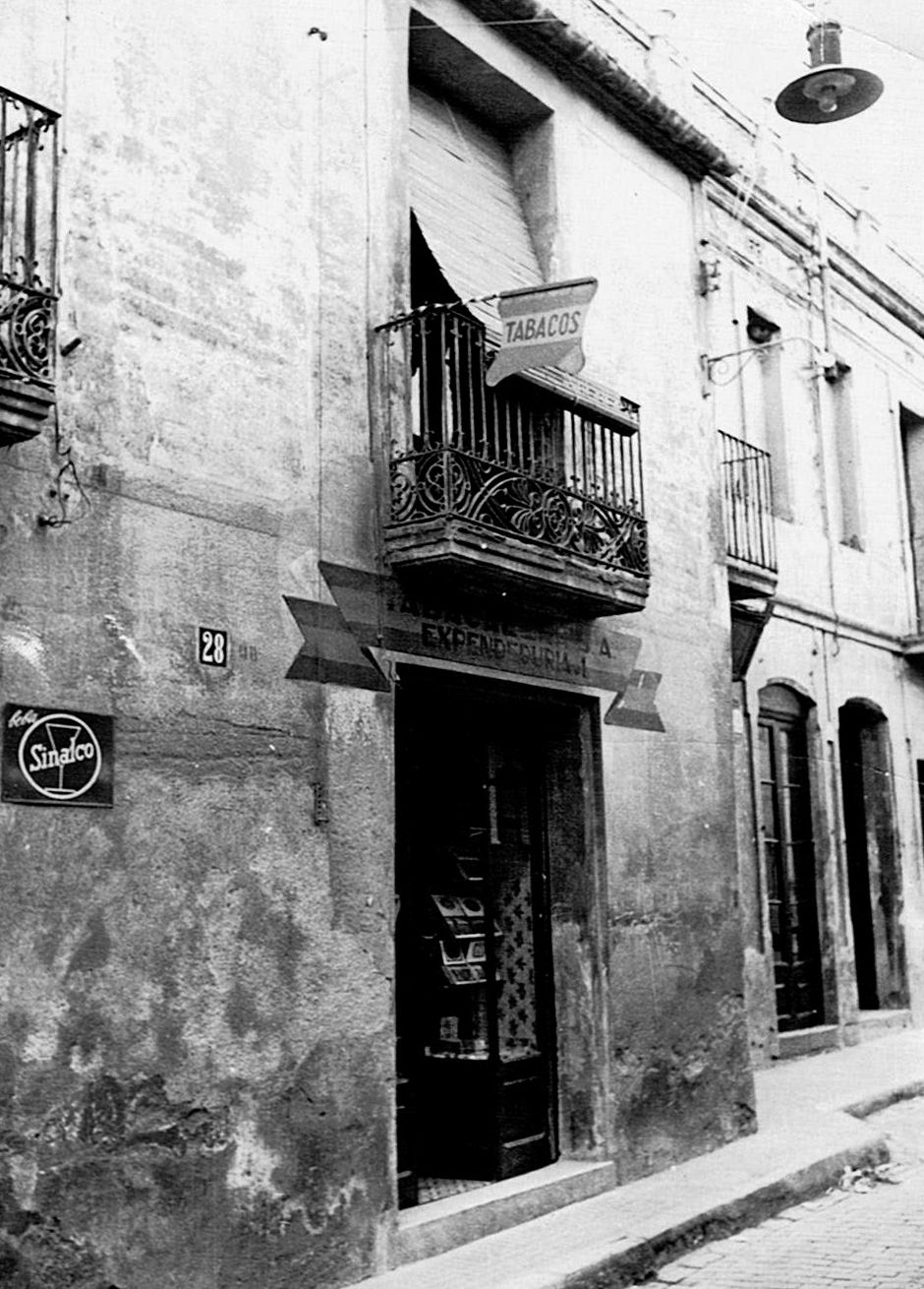 Estanc abans que la façana reculés. Anys 40-50. FOTO: Cedida