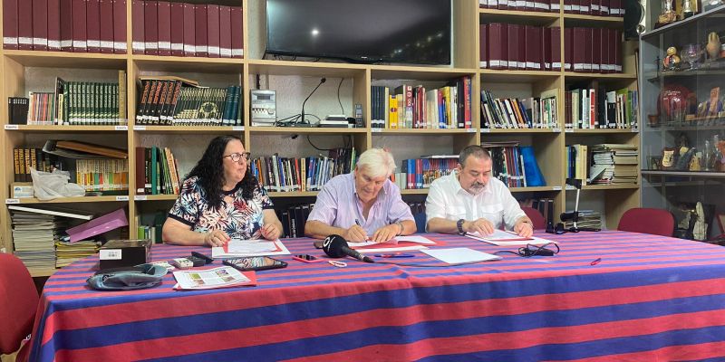 Eva Maria Carles (esquerra), Josep Maria Argelés (mig) i Isidre Félez (dreta) han signat l'acord de germanor. FOTO: Raúl Vázquez