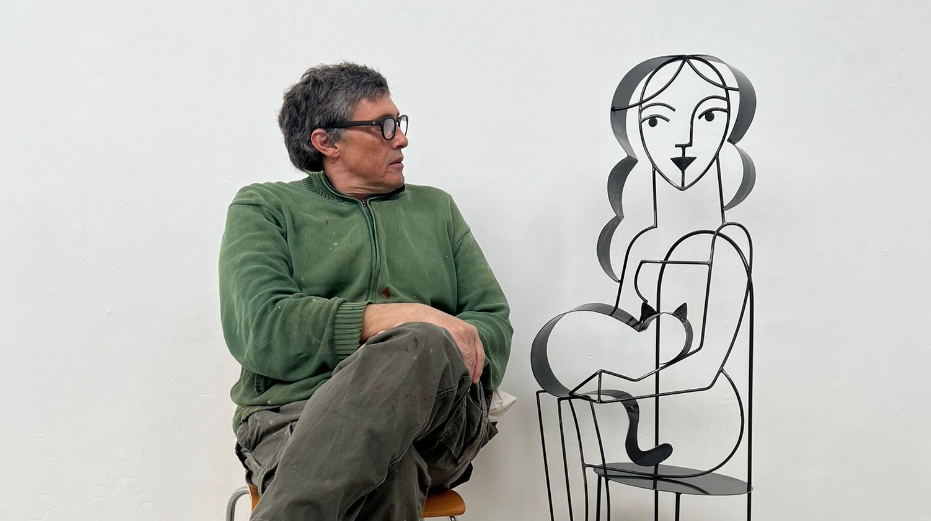 L'artista Didier Lourenço, amb una de les seves obres. FOTO: Cedida