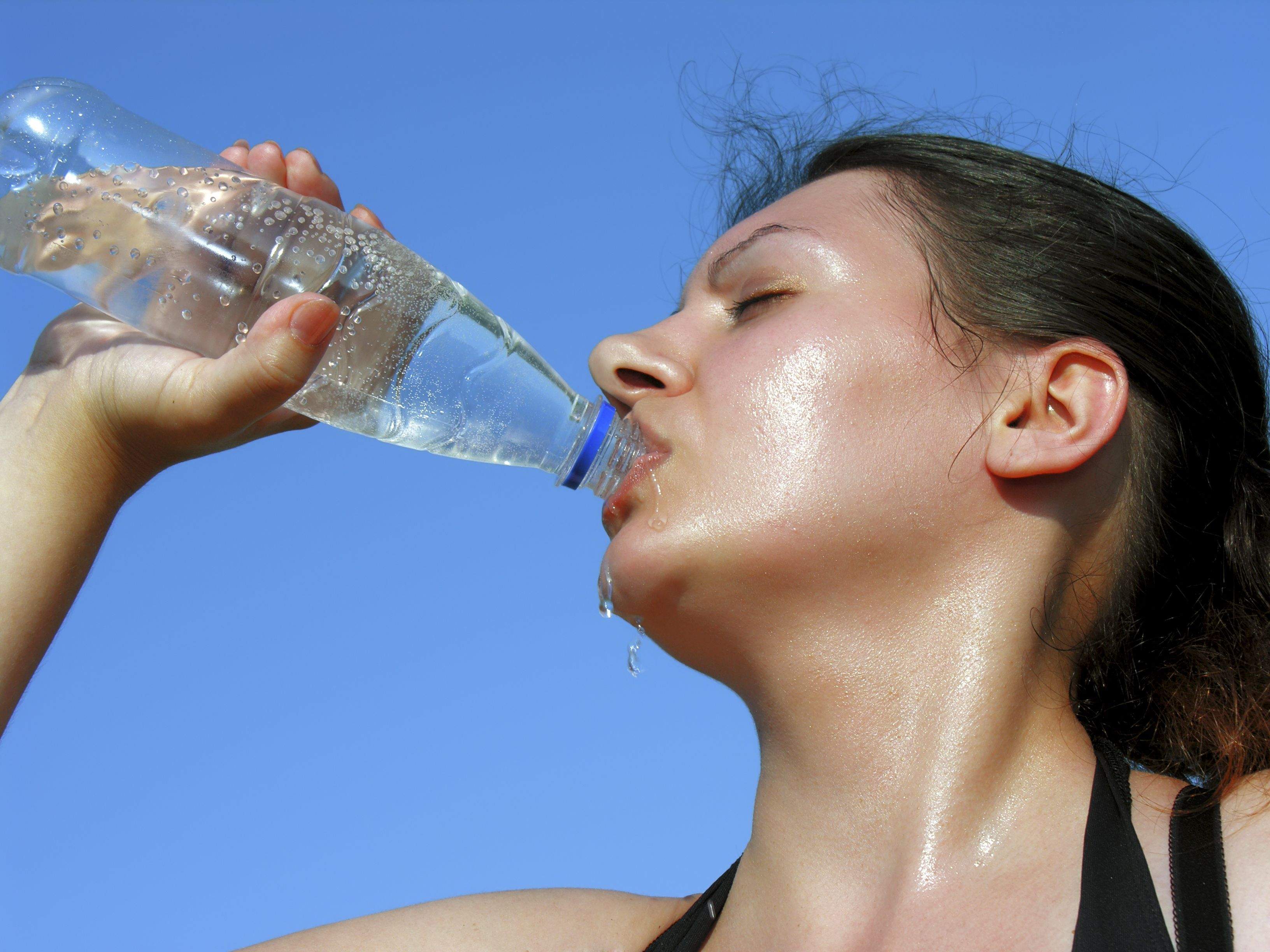 Hidratar-se amb la calor. FOTO: istock