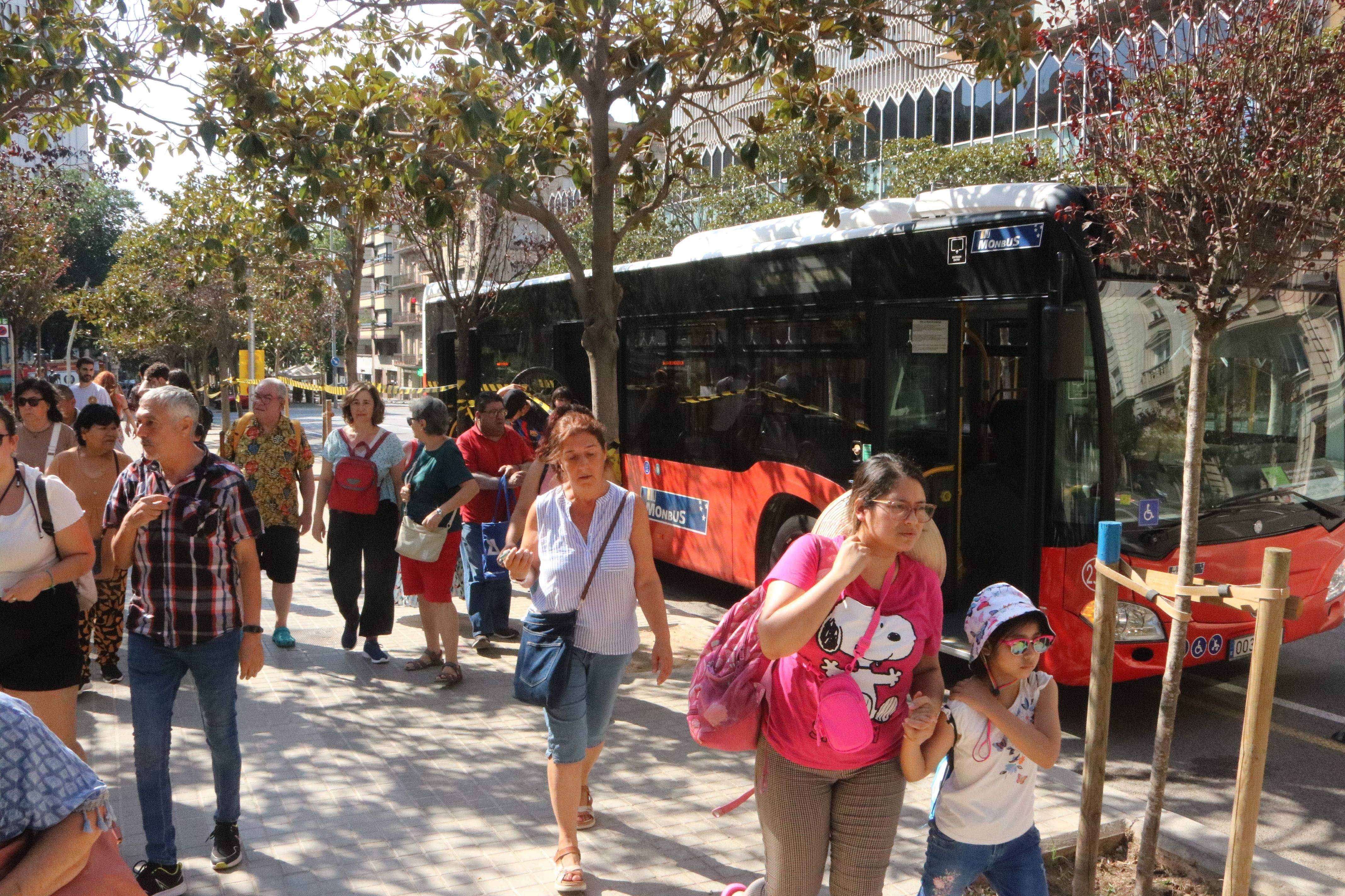 Usuaris de Ferrocarrils utilitzant el transport alternatiu per bus entre Gràcia i Sarrià FOTO: ACN/Ariadna Comas