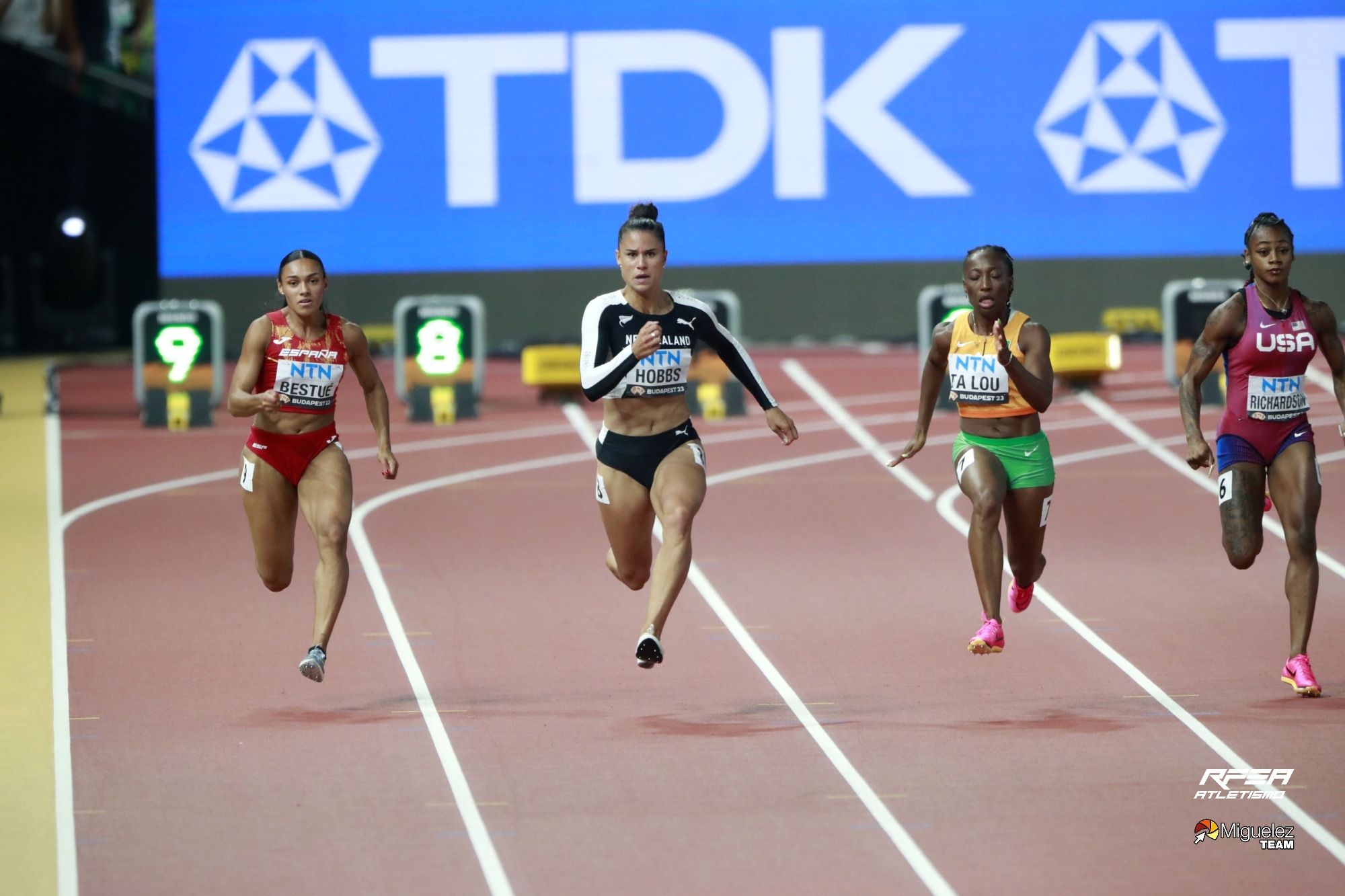 Jaël Bestué (esquerra) en els 100 metres llisos FOTO: Federació d'Atletisme