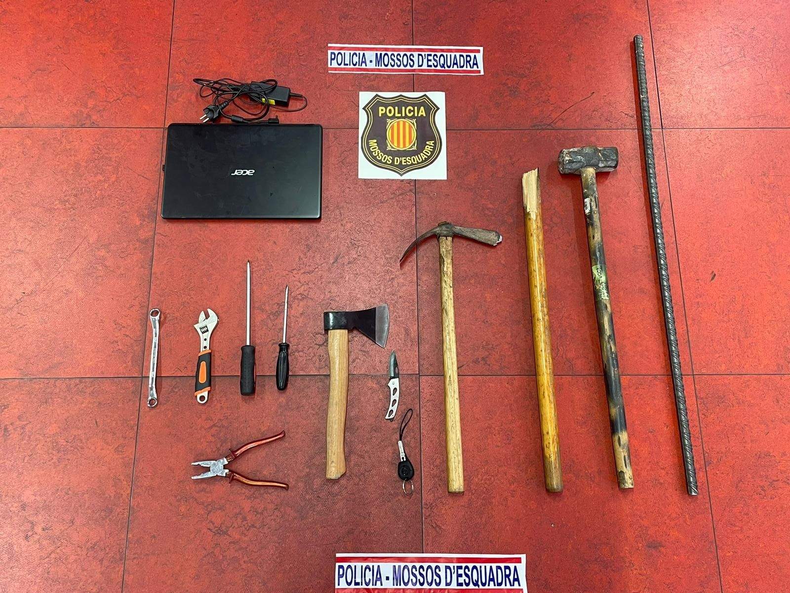 Eines que els mossos van trobar als presumptes lladres FOTO: Mossos