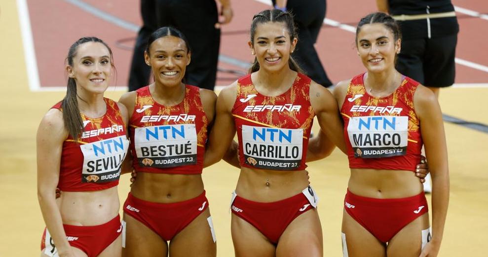Jaël Bestué (segona per l'esquerra), amb l'equip estatal 4x100. FOTO: RFEA