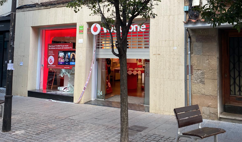 Els lladres han rebentat l'aparador de la botiga de Vodafone a Sant Cugat FOTO: Cedida