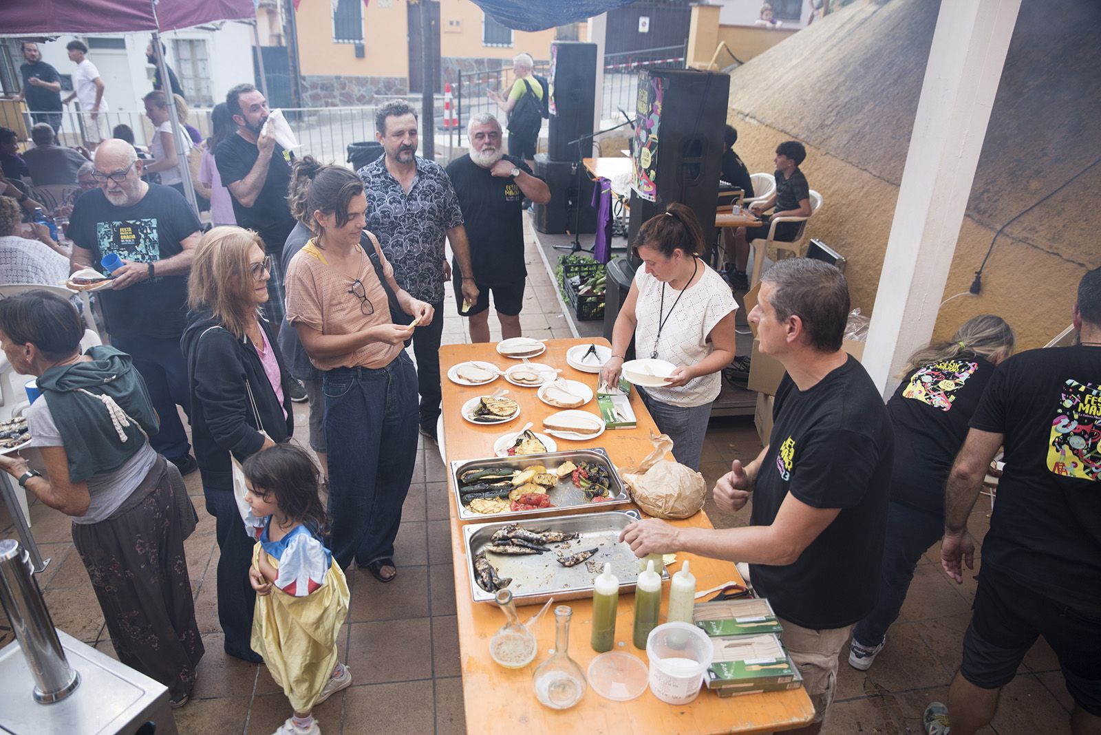 Sardinada i Botifarrada popular. FOTO: Bernat Millet.