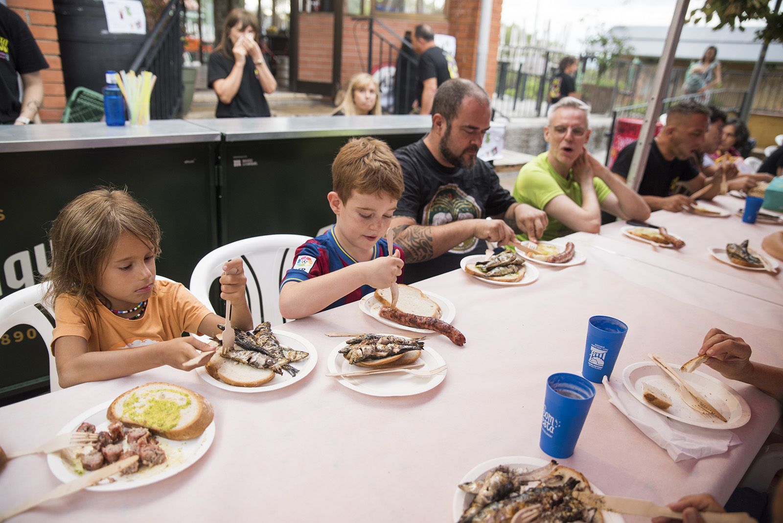 Sardinada i Botifarrada popular. FOTO: Bernat Millet.