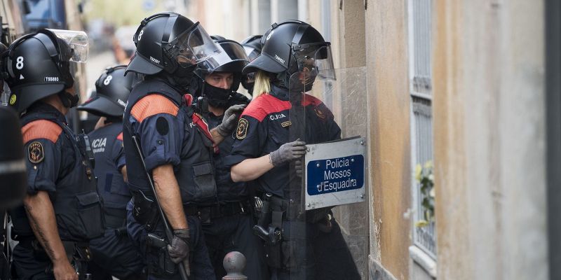 Desallotjament de la casa del carrer de la Plana de l'Hospital. FOTO: Bernat Millet.