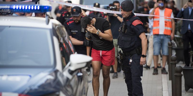 Desallotjament de la casa del carrer de la Plana de l'Hospital. FOTO: Bernat Millet.