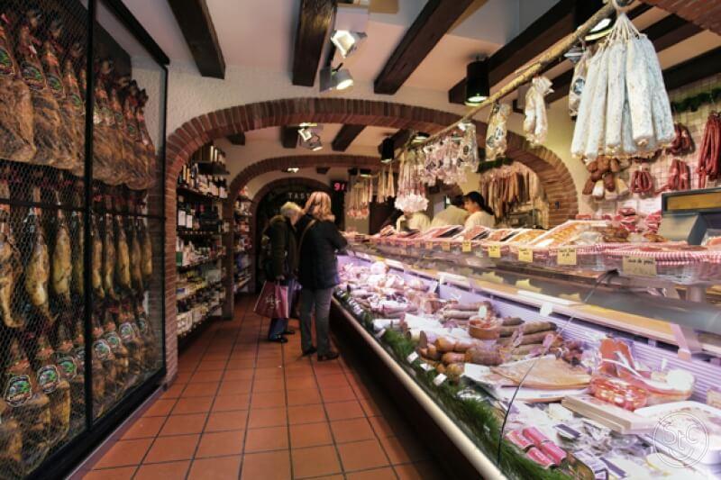 Interior de la xarcuteria J.Grau. FOTO: Cedida