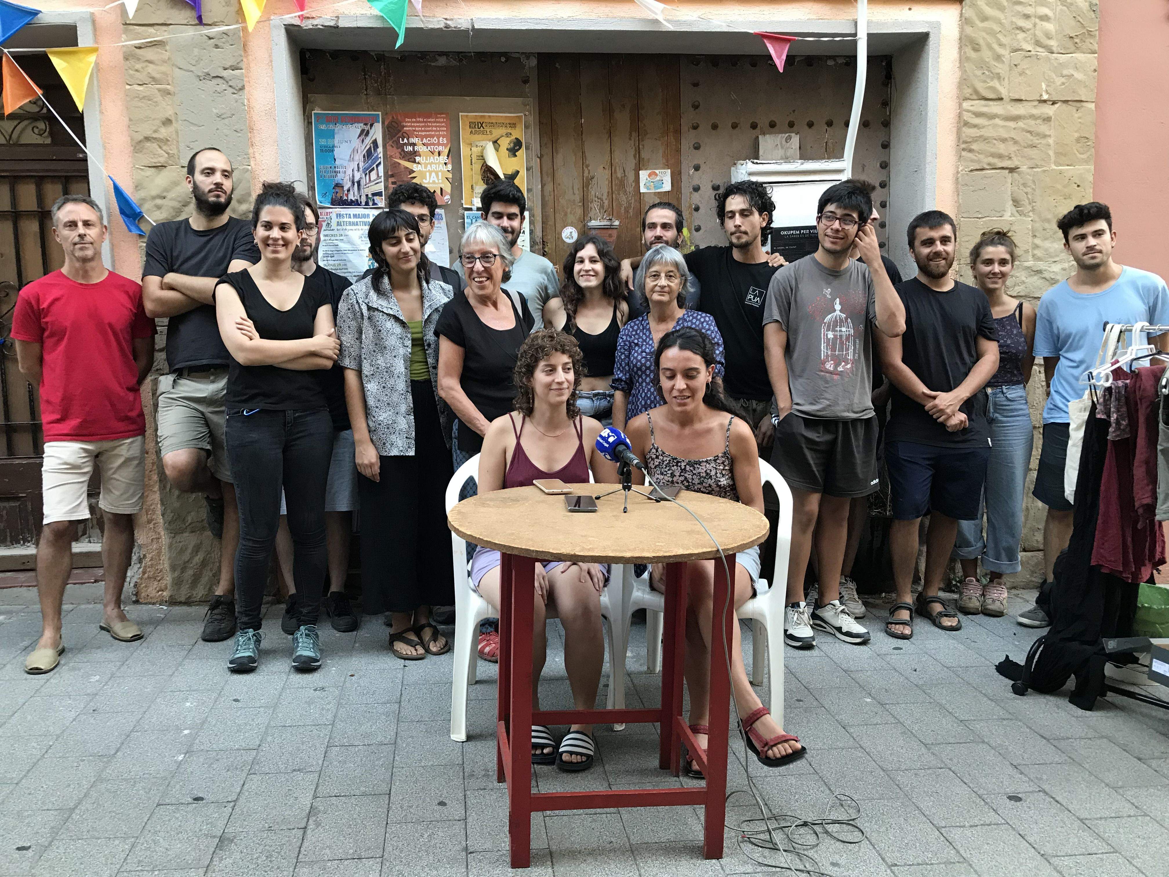 Membres del Bloc l'Escaleta abandonen l'edifici després de 3 anys i mig d'okupes. FOTO: TOT