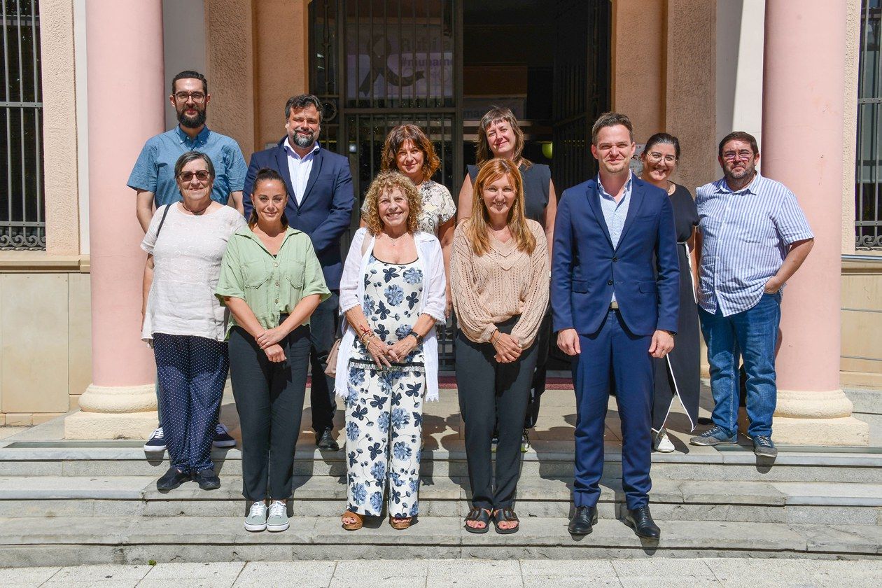 Representants de l'Ajuntament, la Creu Roja i Agbar després de la signatura del conveni. FOTO: Ajuntament de Rubí - Localpres