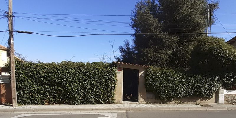 Vista carrer del solar amb planta baixa a Valldoreix (Sant Cugat) de la immobiliària ORGAN. FOTO: Cedida