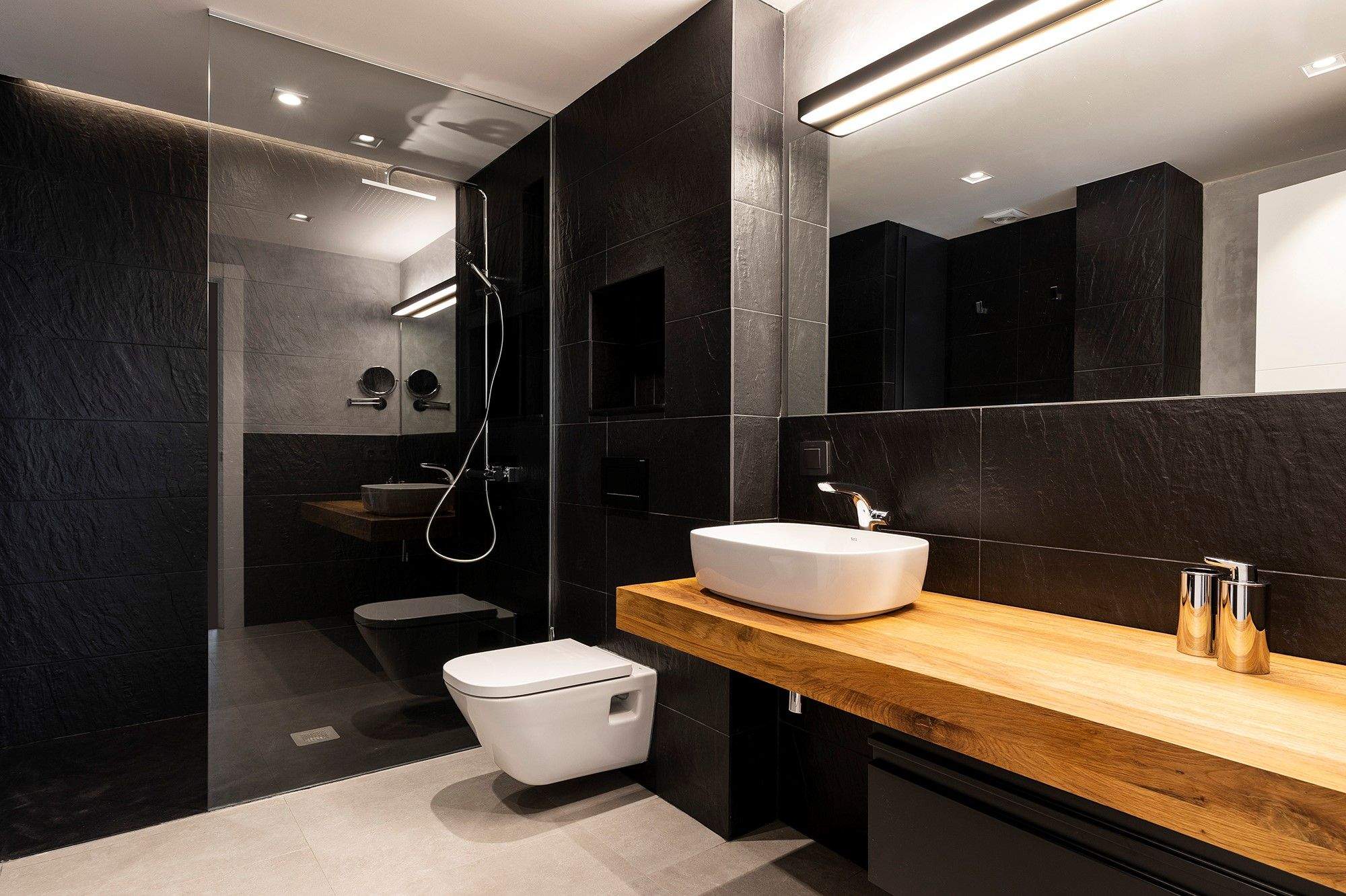 Si busques un lavabo elegant i atemporal una bona solució és combinar el negre amb la fusta natural i les aixetes cromades FOTO: Cedida