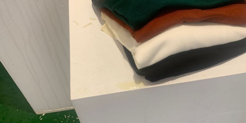 Imatges de la roba de Sílvia Manzana després que hagin esclatat les llaunes. FOTO: Cedida