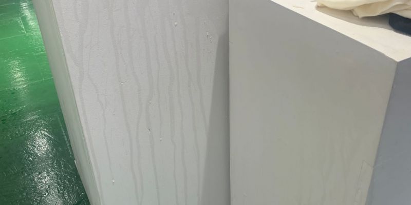 Imatges de la roba de Sílvia Manzana després que hagin esclatat les llaunes. FOTO: Cedida