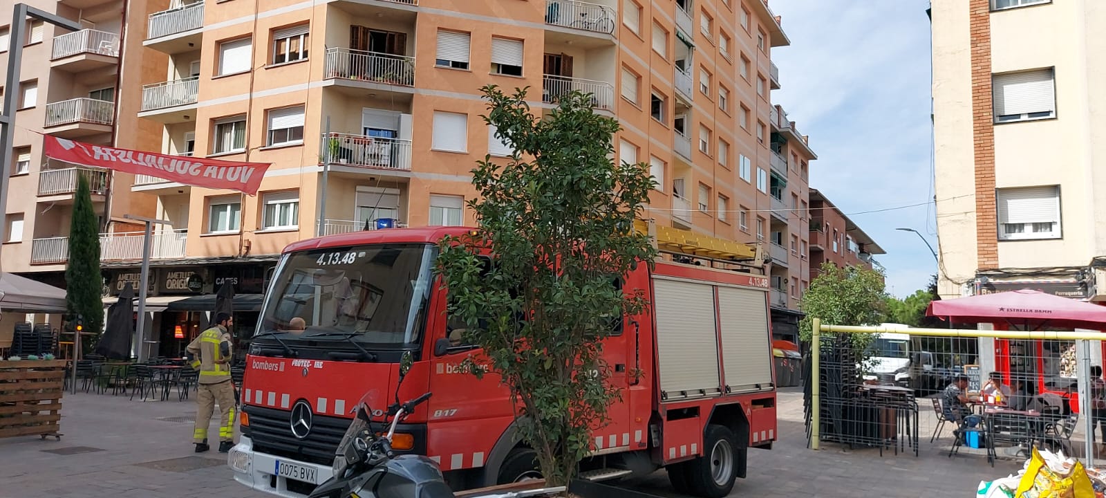 Incendi a l'avinguda de Cerdanyola Foto: TOT