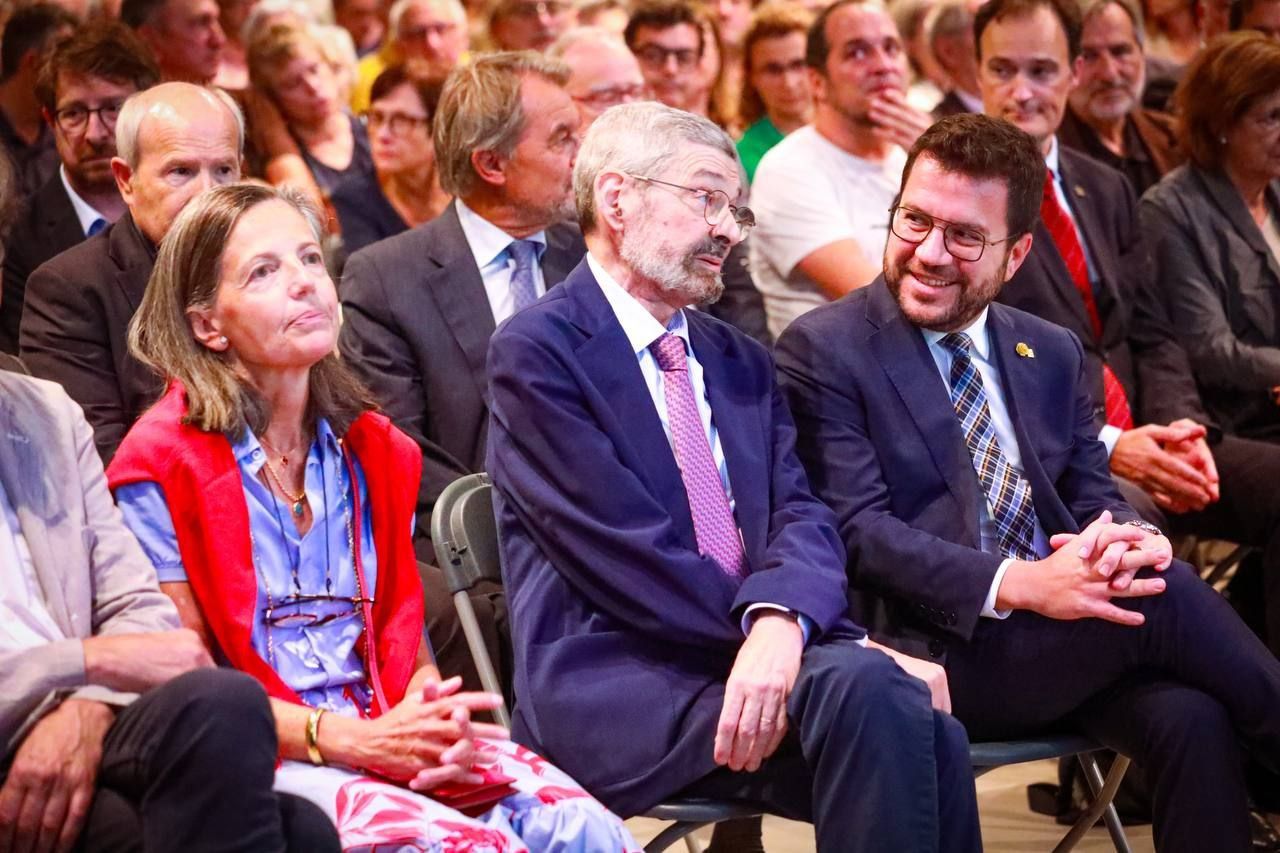 L'historiador Joan B. Culla, al costat del president de la Generalitat, Pere Aragonès, durant l'homenatge que s'ha retut al professor universitari al CCCB. Foto: Jordi Bedmar