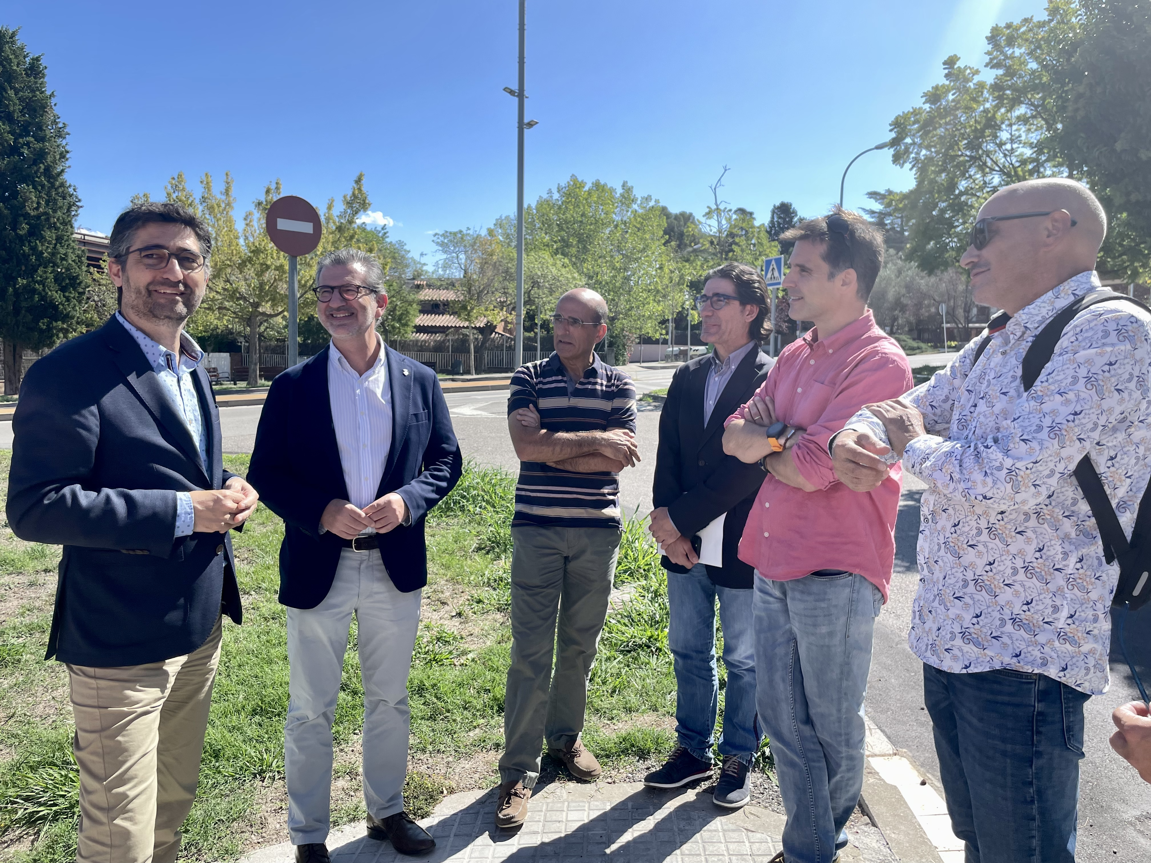 El tinent d'alcaldia de Ciutat Digital, Jordi Puigneró, l'alcalde, Josep Maria Vallès, i membres del projecte (d'esquerra a dreta) comenten l'ampliació de la xarxa de fibra òptica. FOTO: TOT