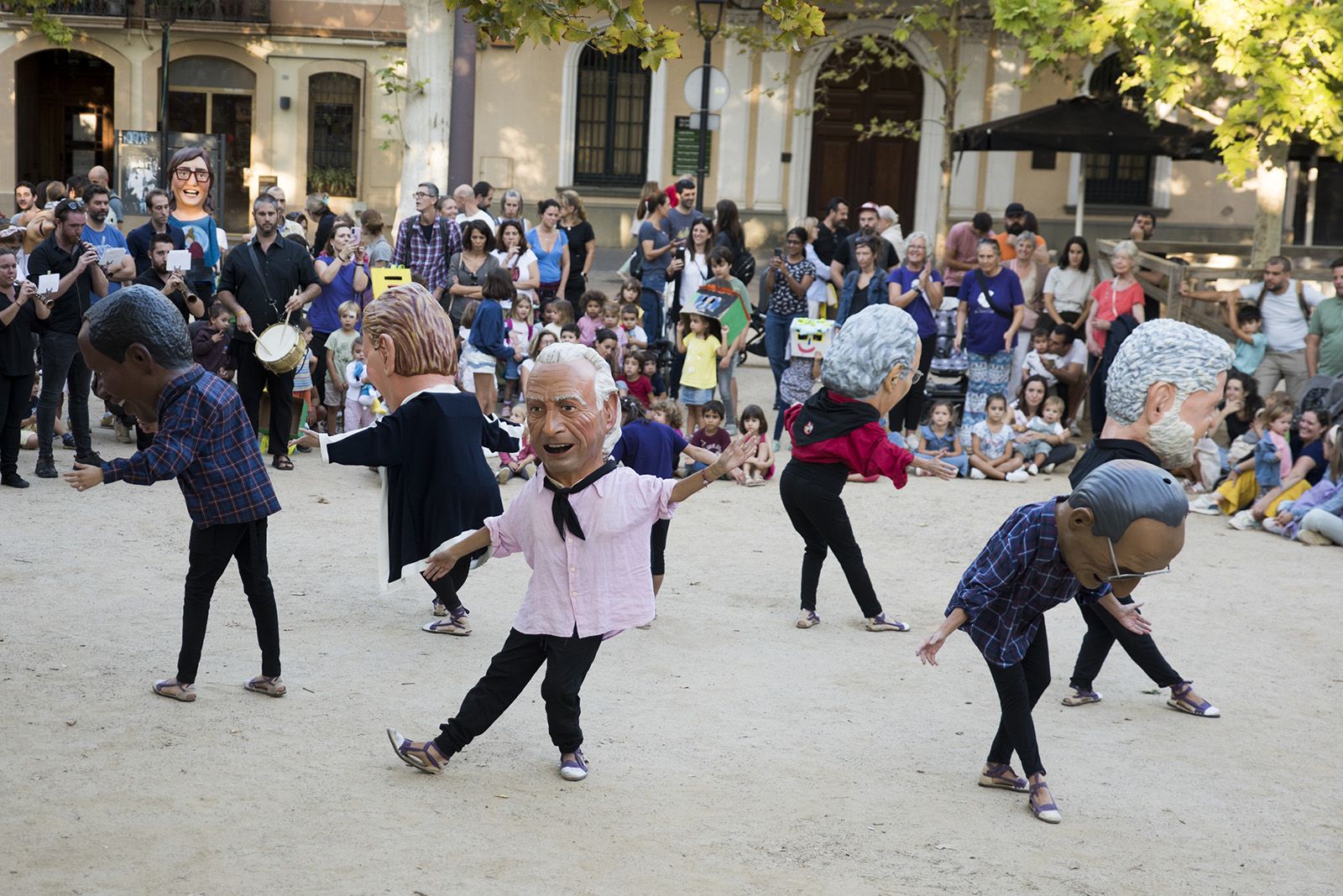 Balls a la Pl. de Barcelona. FOTO: Bernat Millet.