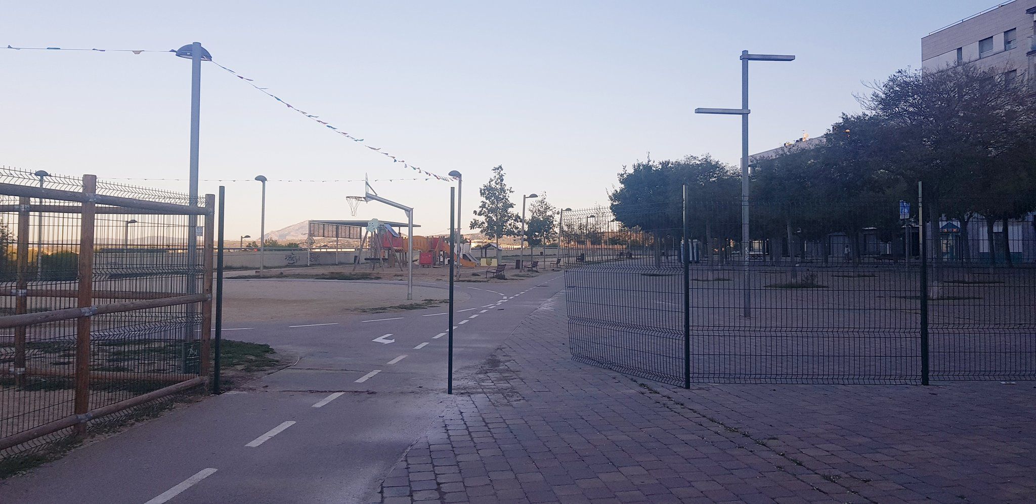 La tanca que delimita el patí de l'Escola La Mirada ha estat destrossada. FOTO: Twitter @soslamirada