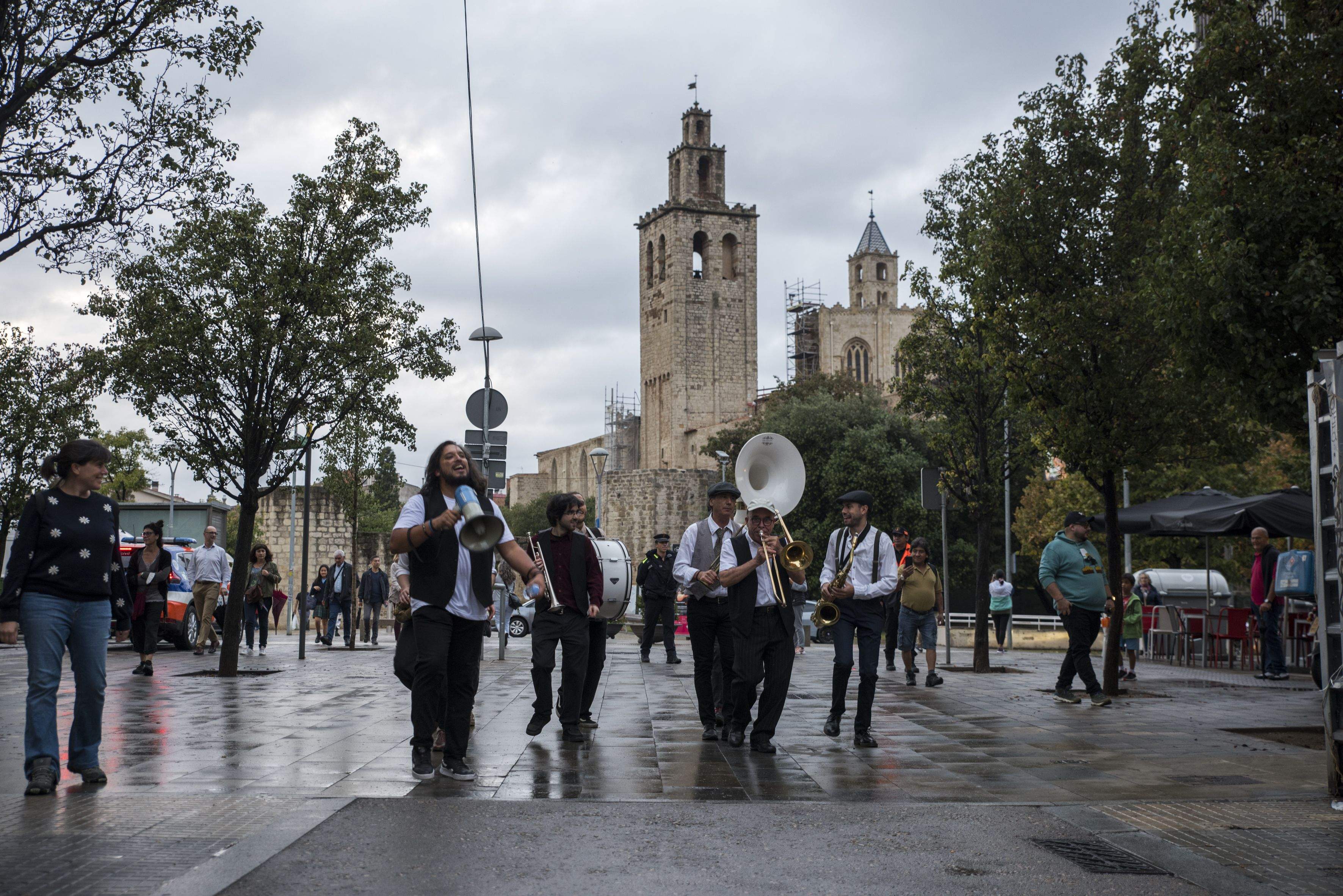 Festa del barri Monestir Sant Francesc  Cercavila a carrec d'Ali Babrass. Foto: arxiu