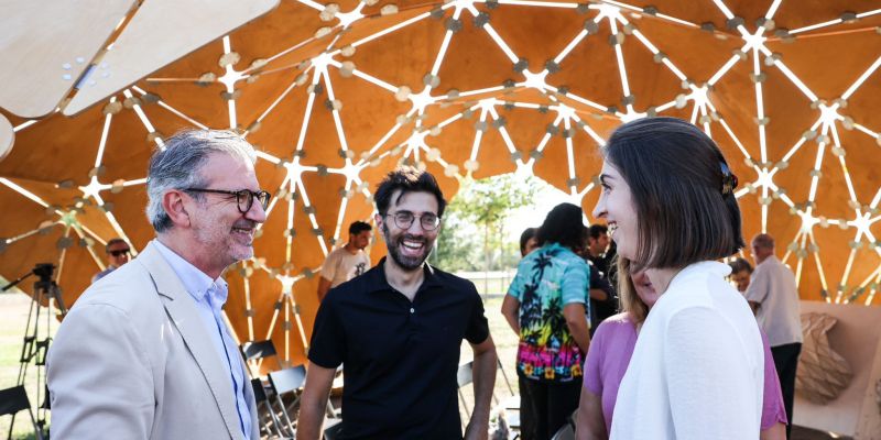 L'Alcalde Josep Maria Vallès, Gerard Bartomeu, professor implicat en el projecte i Inma Bigas, alumna del màster