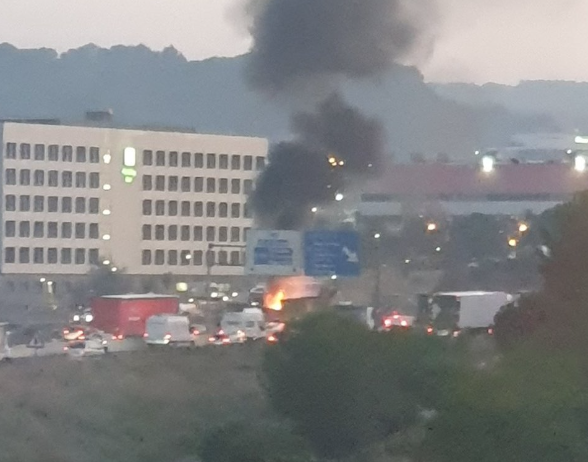 El vehicle incendiat aquest dimarts FOTO: @datmos 