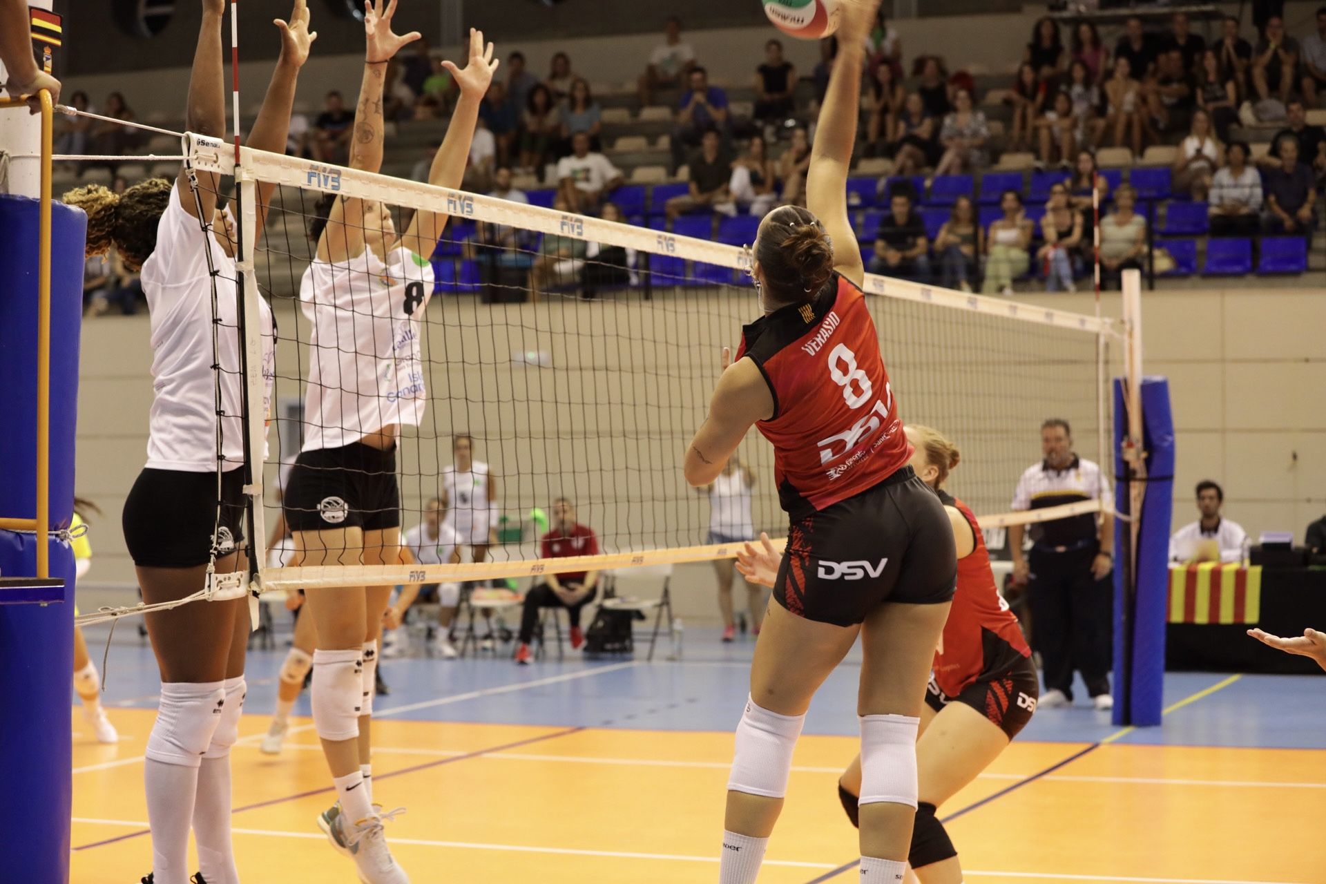 El Club Voleibol Sant Cugat s'estrena en la competició amb una contundent victòria. FOTO: RFEVB