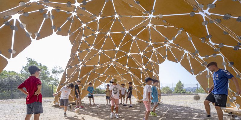 Infants de l'escola jugant dins del Pentaura. Foto: Andrés Flajszer