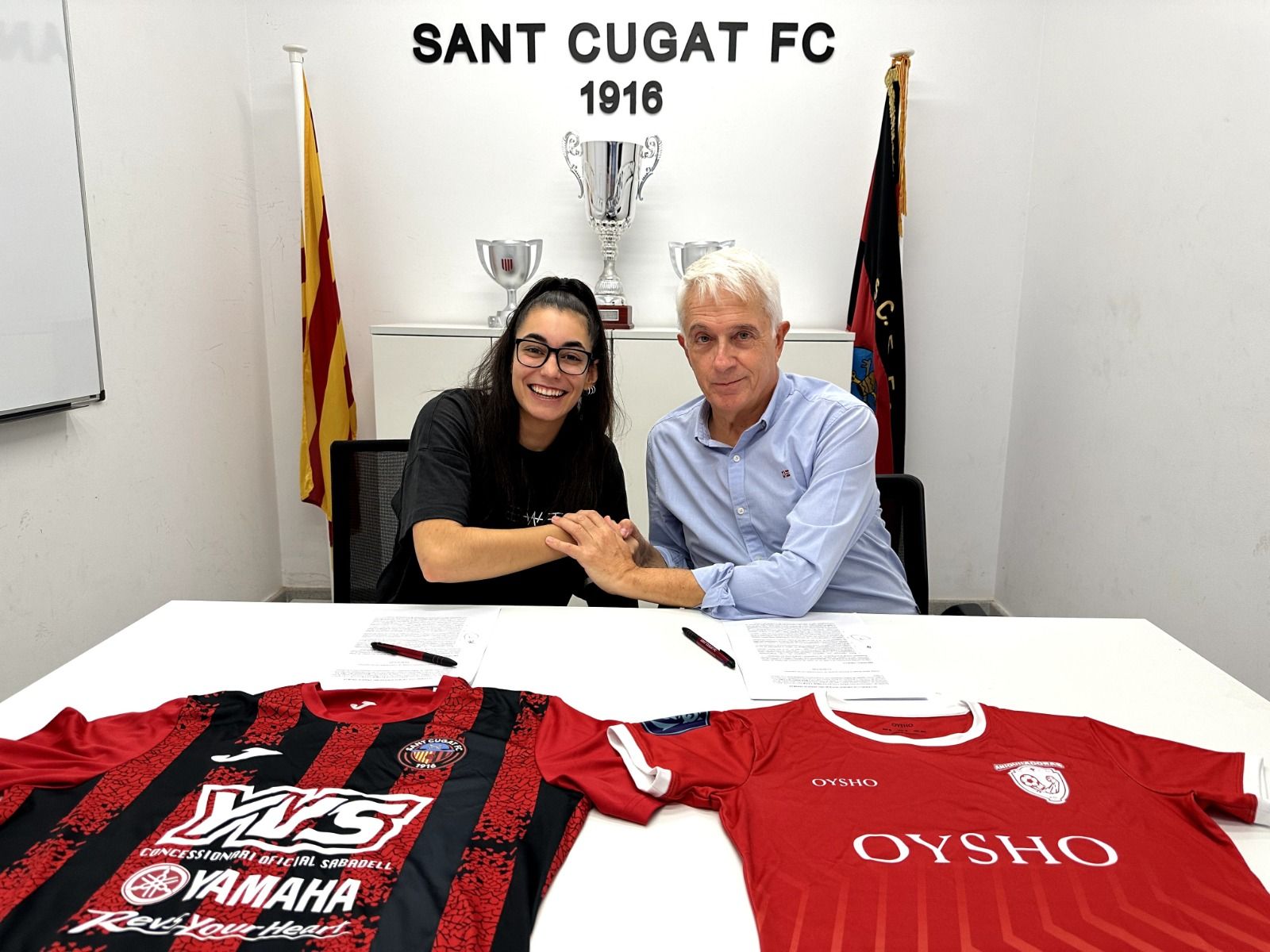 Espe Borrás, presidenta d'Aniquiladoras FC, i Llorenç Santasusagna, president del Sant Cugat FC. FOTO: Cedida