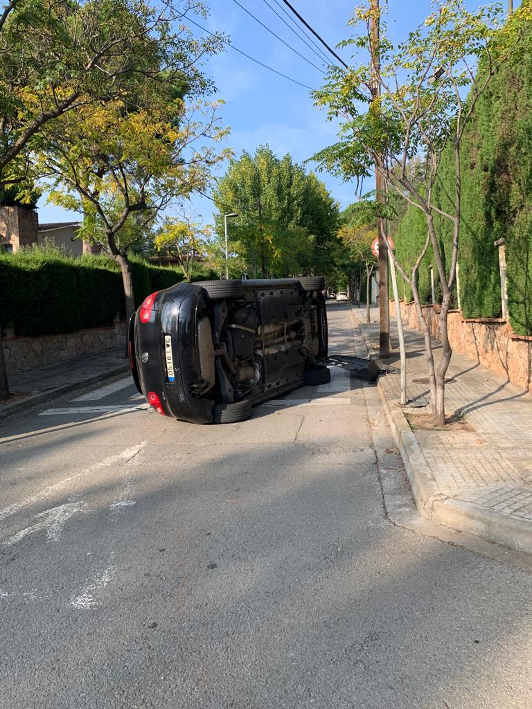 Accident al passatge de Rossinyol amb el carrer de Ramón Escayola FOTO: Cedida