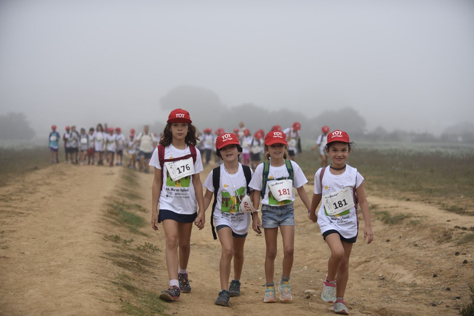 La boira ha estat molt present en els compassos inicials de la Marxa Infantil. FOTO: Bernat Millet