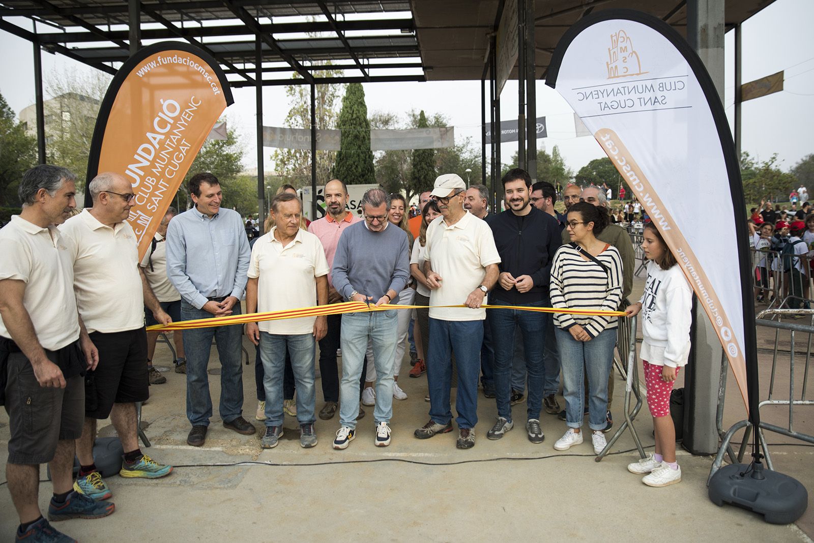 M. H. alcalde Sr. Josep Maria Vallès talla la cinta de sortida de la Marxa Infantil. FOTO: Bernat Millet.