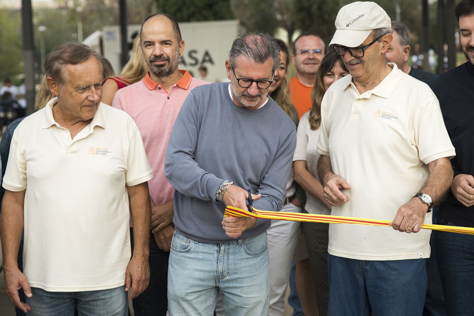 M. H. alcalde Sr. Josep Maria Vallès talla la cinta de sortida de la Marxa Infantil. FOTO: Bernat Millet.