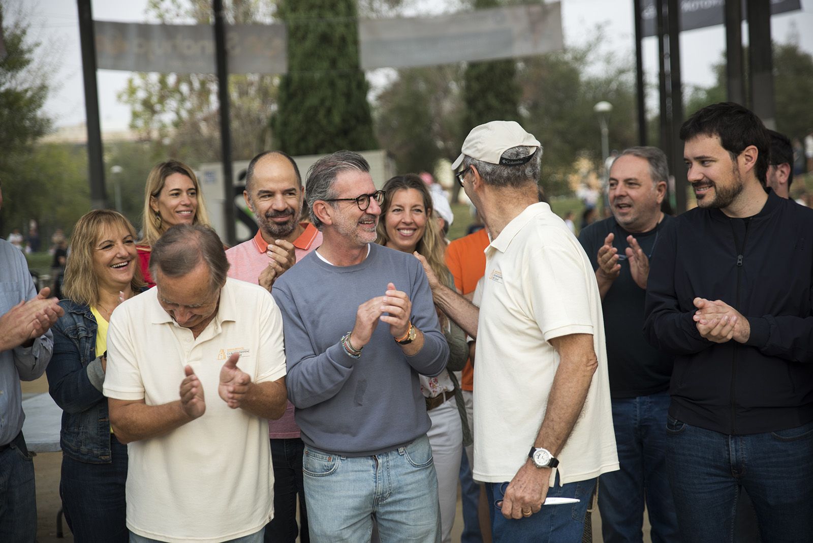 M. H. alcalde Sr. Josep Maria Vallès talla la cinta de sortida de la Marxa Infantil. FOTO: Bernat Millet.