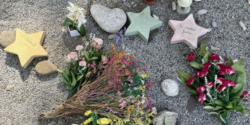 Estels del cementiri de Sant Cugat. Foto: redacció.