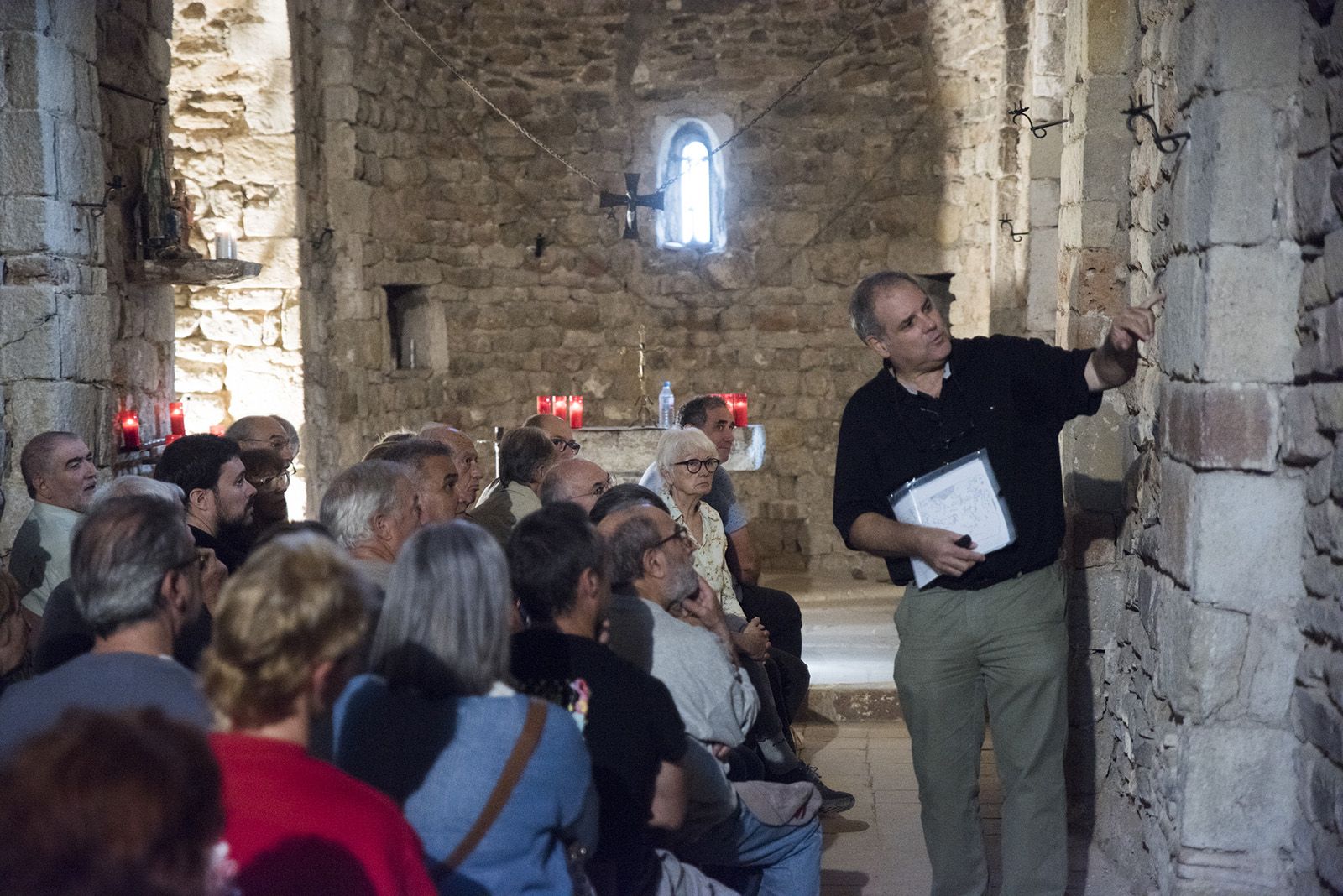 Visita comentada per el President de l'EMD de Valldoreix el Sr. Juanjo Cortés a l'Ermita de la Salut. Foto: Bernat Millet.