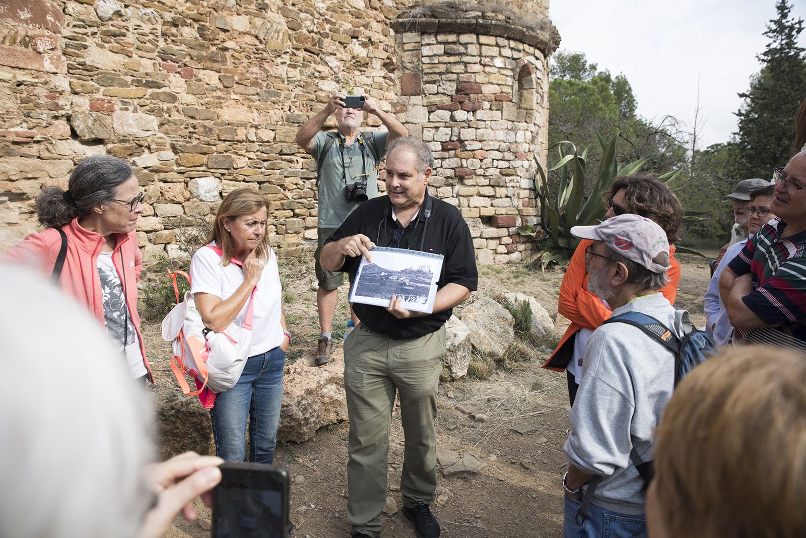 Visita comentada per el President de l'EMD de Valldoreix el Sr. Juanjo Cortés a l'Ermita de la Salut. Foto: Bernat Millet.