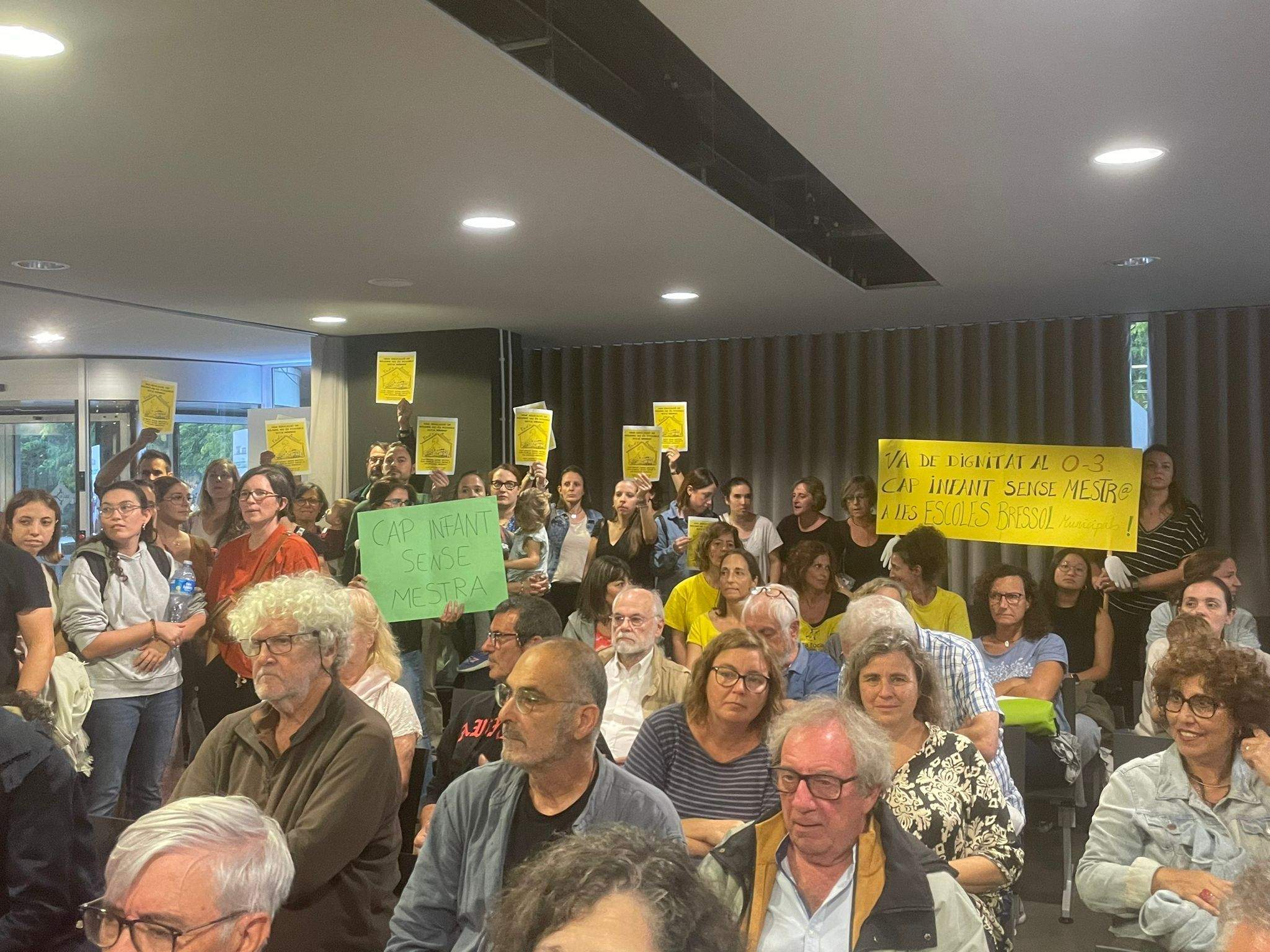 Famílies de les escoles bressol al Ple. Foto: redacció