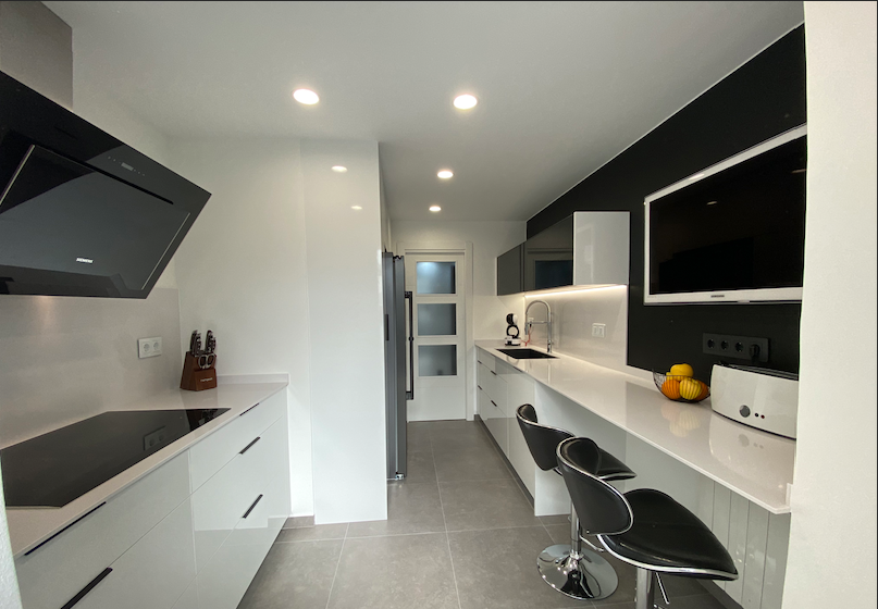 Tant el gris com el blanc i el negre combinen a la perfecció amb altres colors i materials FOTO: Cedida