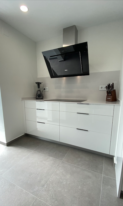 L'extractor combina perfectament amb el gris del terra i el blanc dels mobles FOTO: Cedida