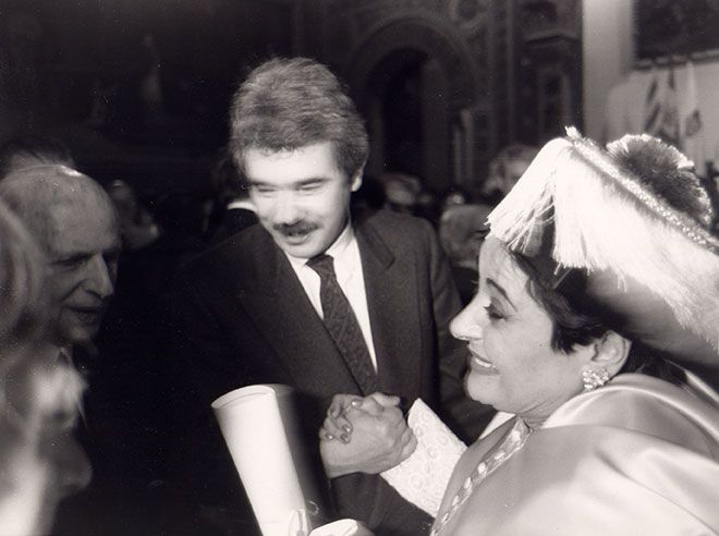 L’alcalde Pasqual Maragall felicita Victoria de los Ángeles després de l’Honoris Causa. 1987.  FOTO: Fundació Victoria de los ángeles.
