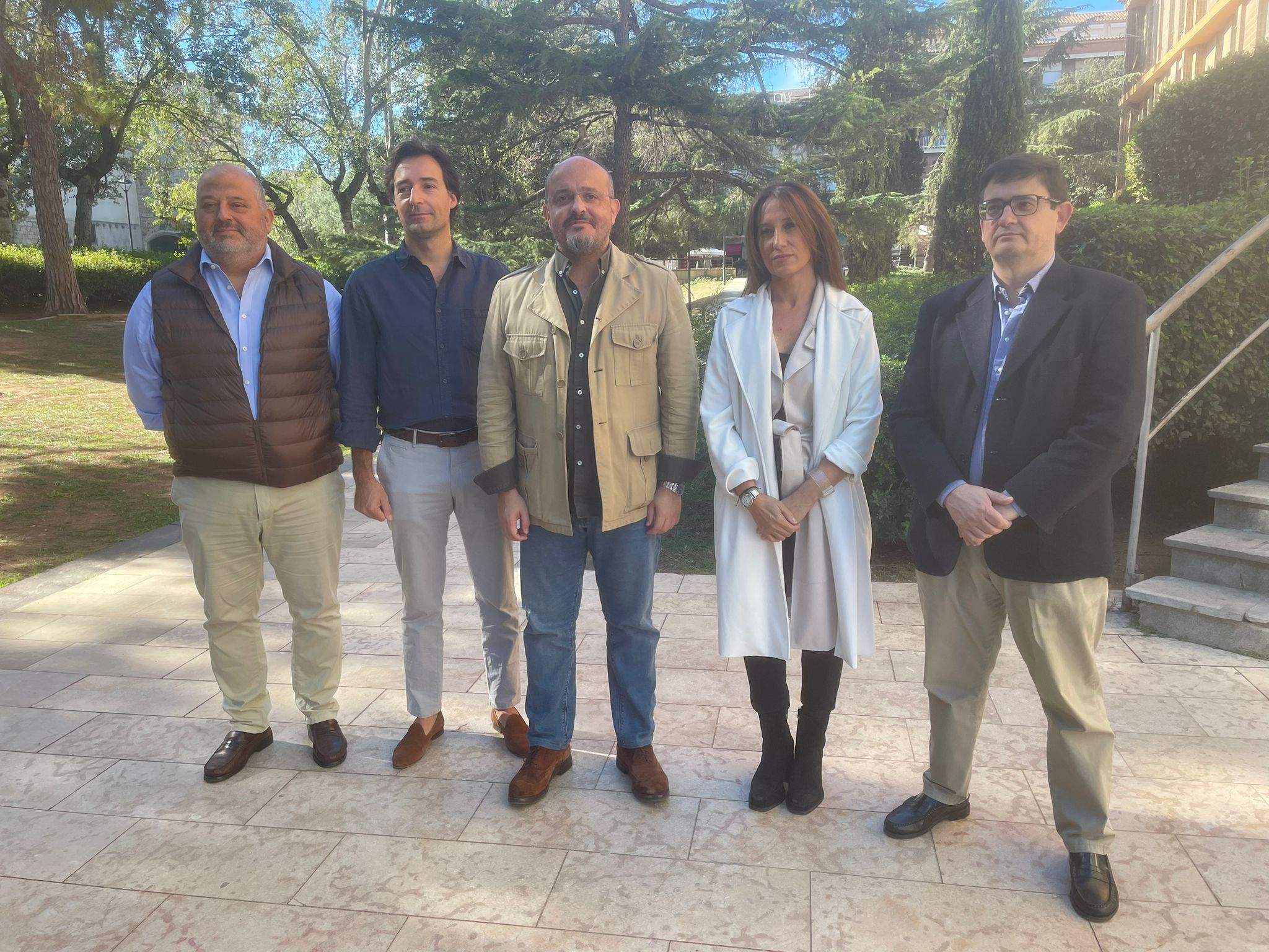 Fernández al centre, a l'esquerra el regidor Álvaro Benejam, i a la dreta els dos altres regidors del PP Estrella Salanova i Alfredo Bergua FOTO: À.G