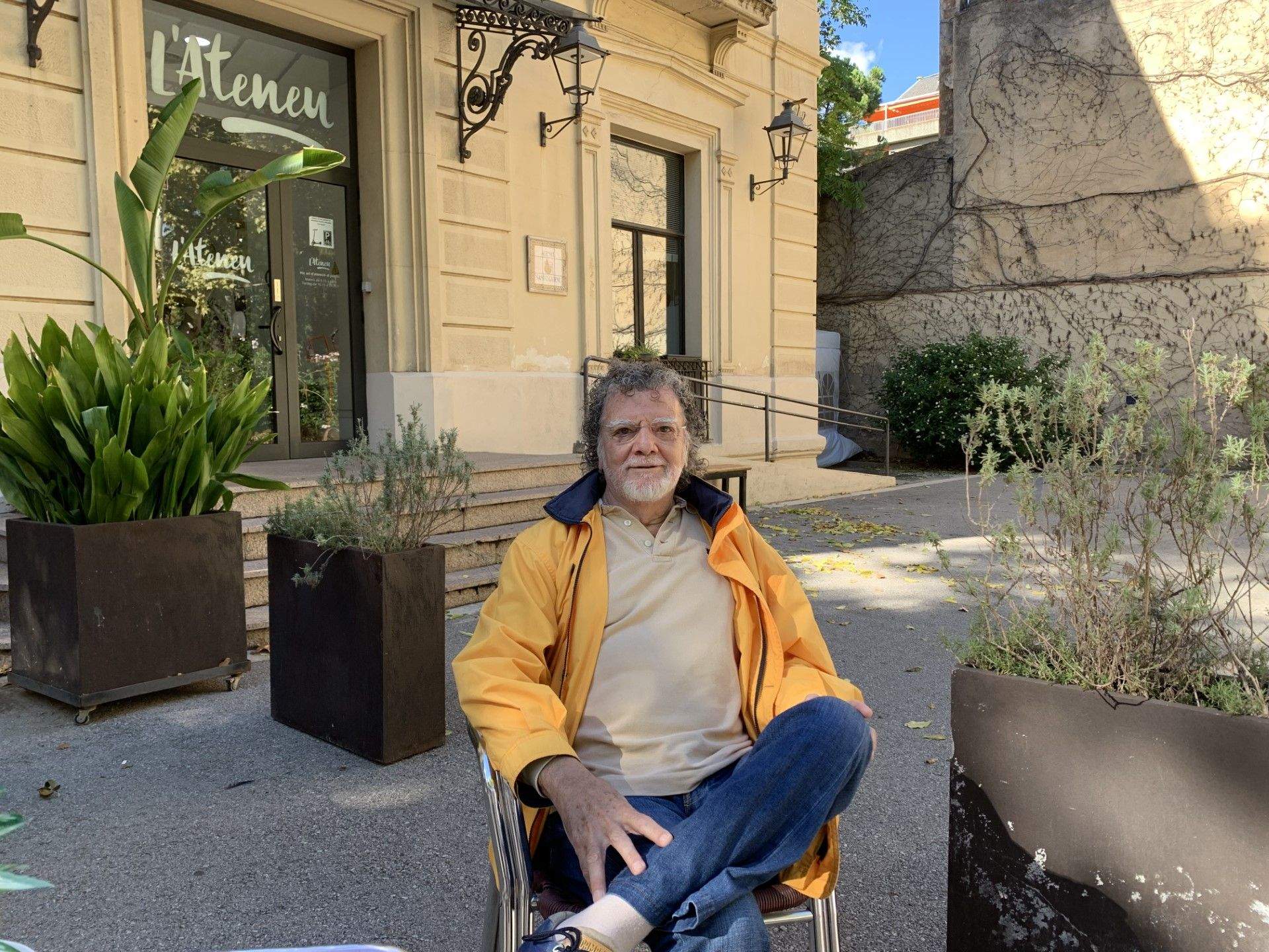 L'artista santcugatenc Lluís Ribas parla sobre la malaltia de pòlio. FOTO: TOT