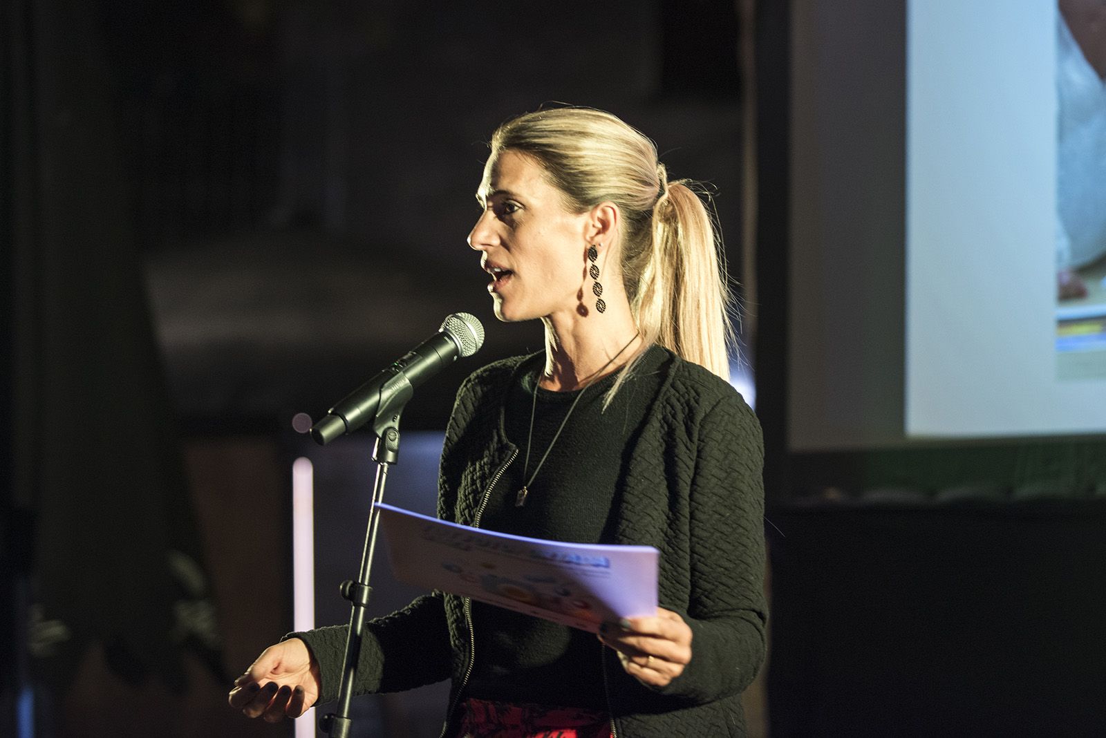 Laura Grau presentadora de l'acta de premis del Tot Fotoportada 2023. FOTO: Bernat Millet.